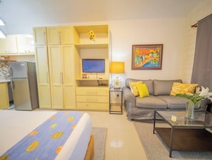 Apartment, 1 Bedroom, Smoking, Balcony | Living room