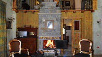 Exclusive Suite (With Fireplace and Hot Tub) | 1 bedroom, individually decorated, individually furnished, soundproofing