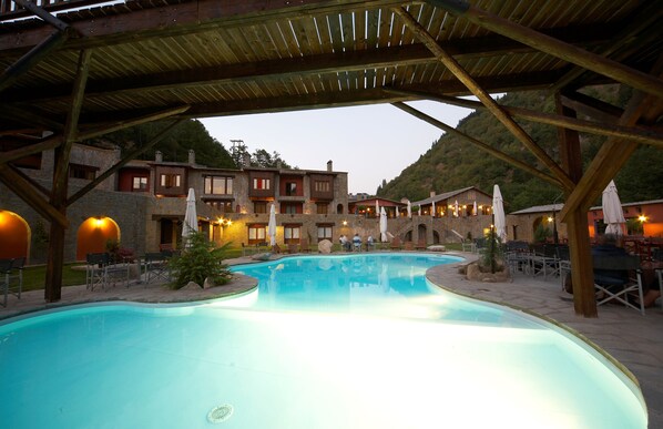 Piscine extérieure (ouverte en saison), parasols de plage