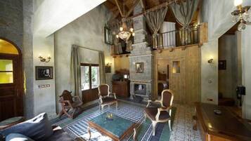 Exclusive Suite (With Fireplace and Hot Tub) | Living area | 22-inch TV with digital channels