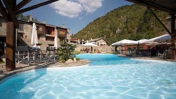 Piscina stagionale all'aperto, ombrelloni da piscina, lettini