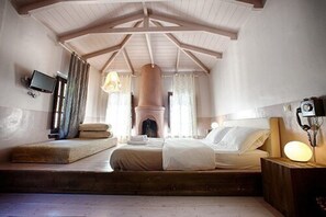 Habitación triple Confort | Decoración personalizada, muebles diferentes y insonorización 