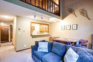 Apartment, 2 Schlafzimmer, Balkon, Bergblick | Wohnzimmer | Kamin
