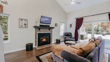 House, 3 Bedrooms, Fireplace, Mountain View | Interior