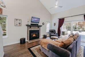 Rumah, 3 kamar tidur, perapian, pemandangan gunung | Interior