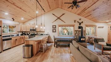 House, 3 Bedrooms, Hot Tub, Mountain View | Living area