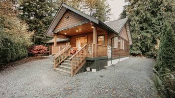 House, 3 Bedrooms, Hot Tub, Mountain View | Exterior