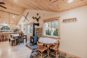 House, 3 Bedrooms, Hot Tub, Mountain View | Dining