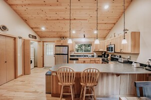 Casa, 3 habitaciones, bañera de hidromasaje, vistas a la montaña | Cocina privada | Lavavajillas y mesa de comedor