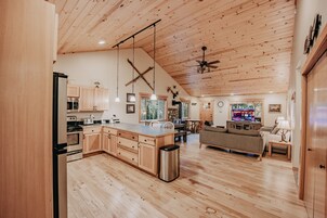 House, 3 Bedrooms, Hot Tub, Mountain View | Private kitchen | Dishwasher, dining tables