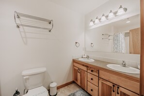 House, 3 Bedrooms, Hot Tub, Mountain View | Bathroom