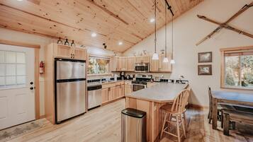 單棟房屋, 3 間臥室, 熱水浴缸, 山景 | 私人廚房 | 洗碗機、餐桌