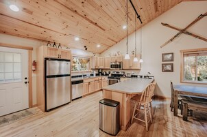 Casa, 3 habitaciones, bañera de hidromasaje, vistas a la montaña | Cocina privada | Lavavajillas y mesa de comedor