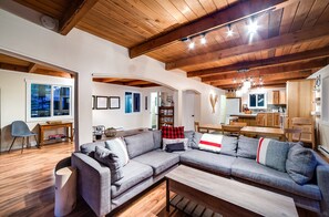 House, 2 Bedrooms, Mountain View | Living area