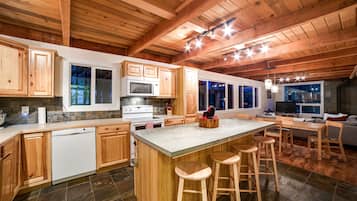 House, 2 Bedrooms, Mountain View | Private kitchen