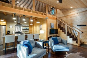 บ้านพัก, 2 ห้องนอน, เตาผิง, วิวภูเขา | ห้องนั่งเล่น