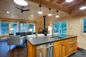 House, 2 Bedrooms, Fireplace, Mountain View | Private kitchen