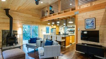 House, 2 Bedrooms, Fireplace, Mountain View | Living room