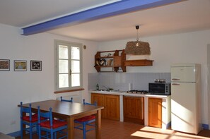 Een koelkast, een oven, een kookplaat, een vaatwasser