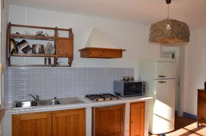 Frigorifero, forno, piano cottura, lavastoviglie