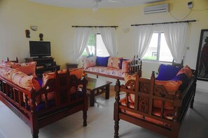 Villa, 4 chambres, fumeurs, balcon | Coin séjour