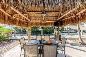 Outdoor dining - Jan Rate Drop! Amazing 4 BR/2BA home, Pool/Hot Tub, Oceanside canal, Kayak (Marathon)