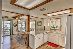 Fridge, microwave, oven, stovetop - Jan Rate Drop! Amazing 4 BR/2BA home, Pool/Hot Tub, Oceanside canal, Kayak (Marathon)