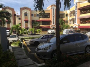 Condo, 3 chambres, balcon, vue sur le jardin | Stationnement | Stationnement libre-service