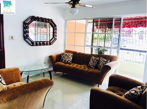Condo, 3 phòng ngủ, ban công, quang cảnh vườn | Phòng khách | TV 