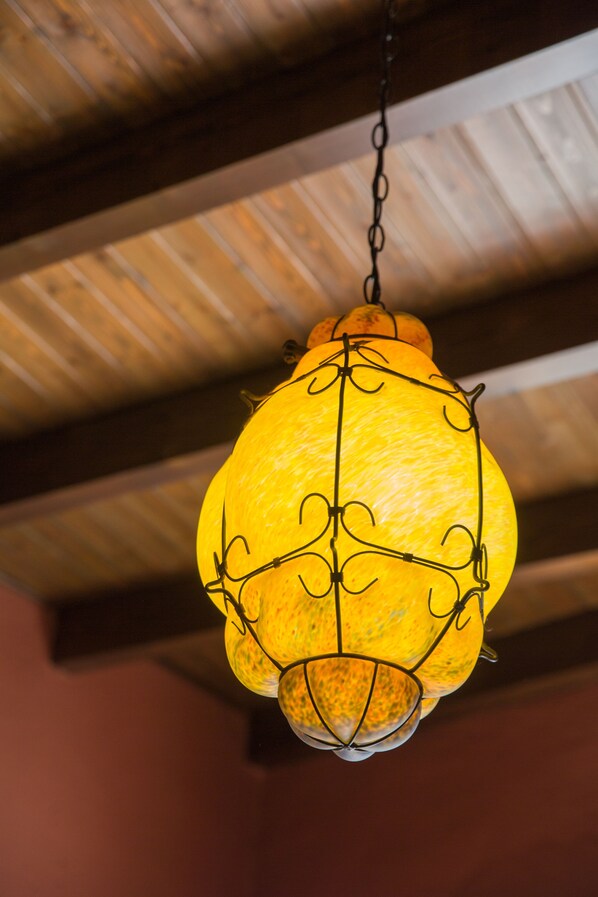 A hanging light fixture with a spherical shape and a decorative metal frame. - Hostal Valle del Sol Confort Rooms (Álora)