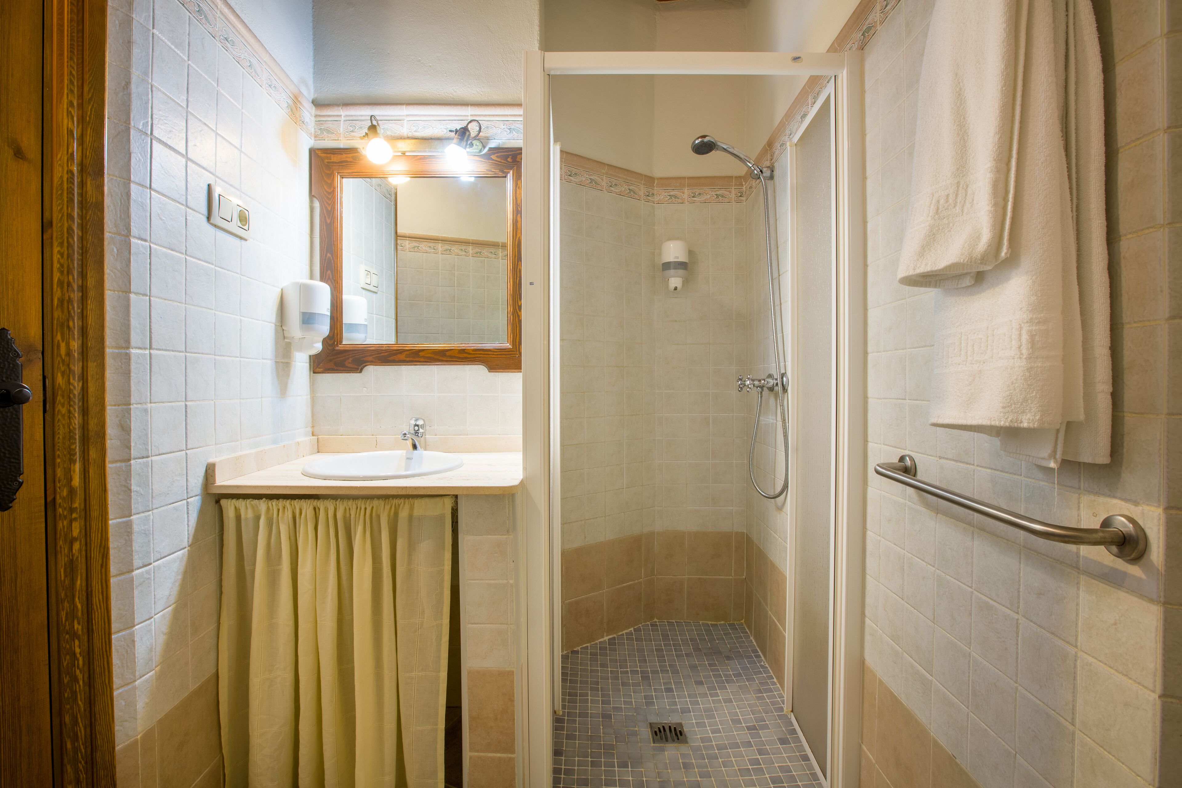 Habitación Confort doble, 1 cama doble | Baño | Ducha, cabezal de ducha tipo lluvia, toallas y jabón