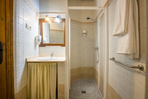 Comfort Double Room, 1 Double Bed | Bathroom | Shower, rainfall showerhead, towels, soap - Hostal Valle del Sol Confort Rooms (Álora)