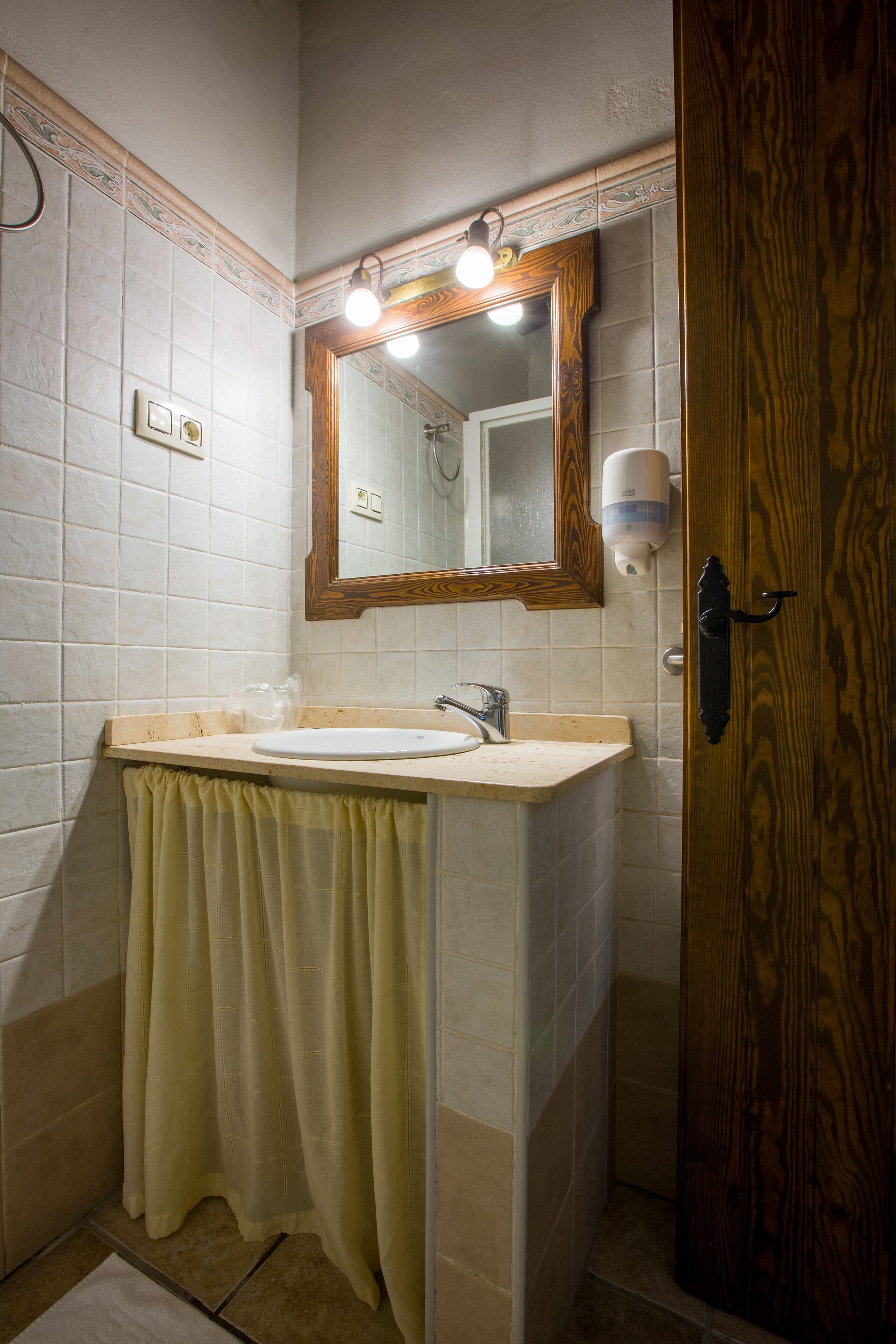 Habitación Confort doble, 2 camas individuales | Lavabo del cuarto de baño