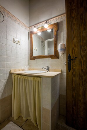 Comfort Double Room, 2 Single Beds | Bathroom sink - Hostal Valle del Sol Confort Rooms (Álora)