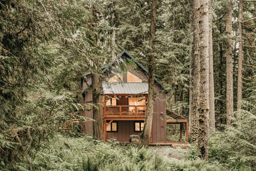 Snowline Cabin #69 - An Elegant Country Home! Sleeps 8