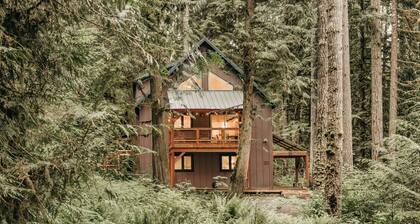 Snowline Cabin #69 - An Elegant Country Home! Sleeps 8