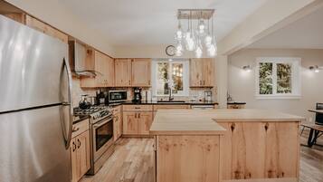 House, 4 Bedrooms, Fireplace | Private kitchen