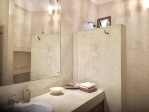 Chambre, 3 chambres, fumeur | Salle de bain | Articles de toilette (gratuits), séchoir à cheveux, bidet
