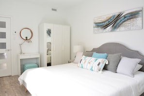 3 bedrooms, desk, iron/ironing board, free WiFi - Best Spot in Town! Sunny Terrace - 3 bedrooms w/ private bathrooms - Fast WI-FI  (Montreal)