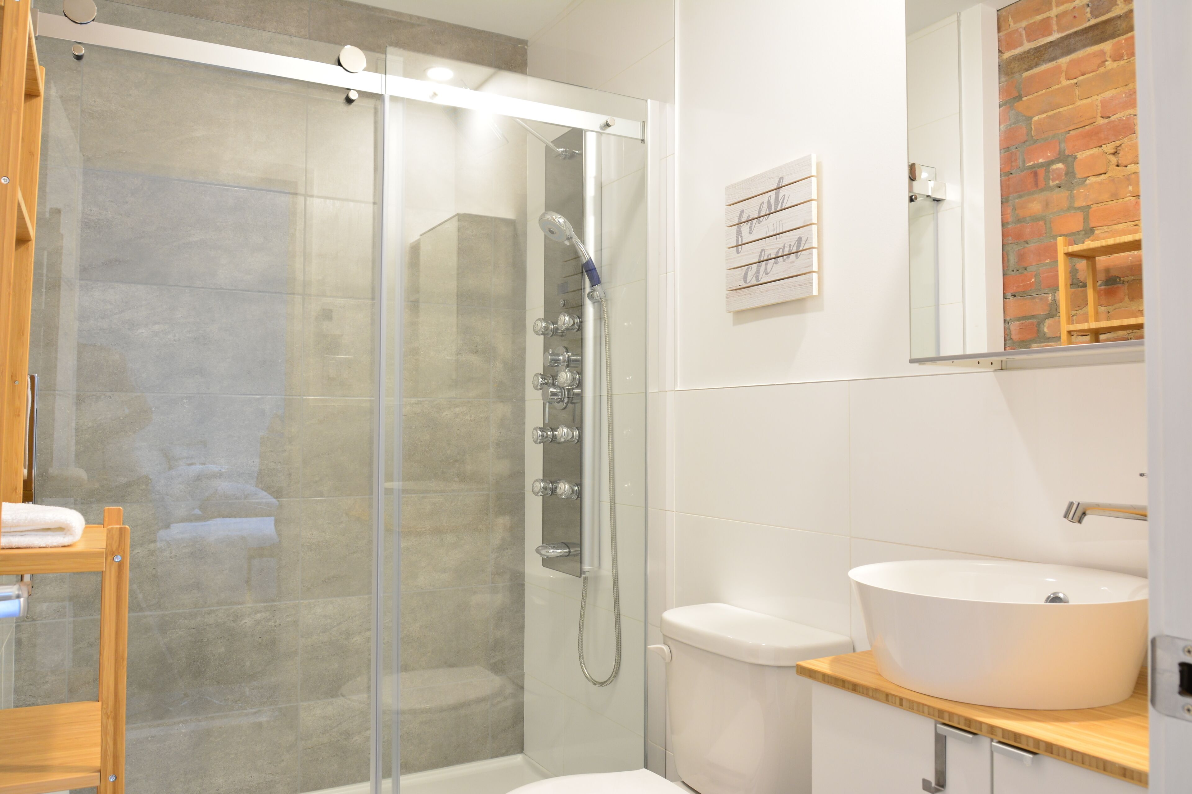 Ensemble douche/baignoire, sèche-cheveux, serviettes fournies, savon