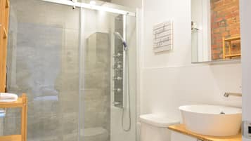 Ensemble douche/baignoire, sĂšche-cheveux, serviettes fournies, savon