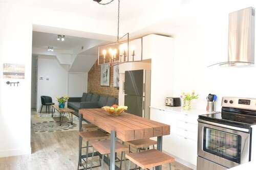 Best Spot in Town! Sunny Terrace - 3 bedrooms w/ private bathrooms - Fast WI-FI 