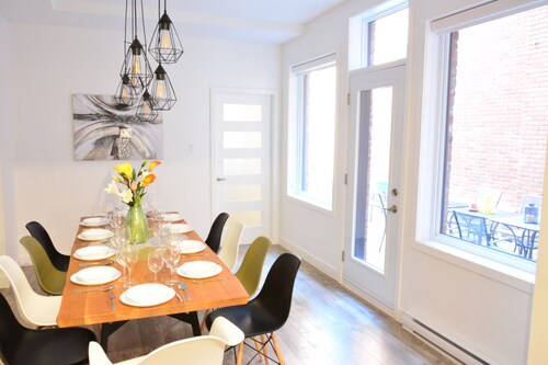 FALL & WINTER SPECIAL! Huge Ground Floor apt with Courtyard - 5 bed + 6 bath