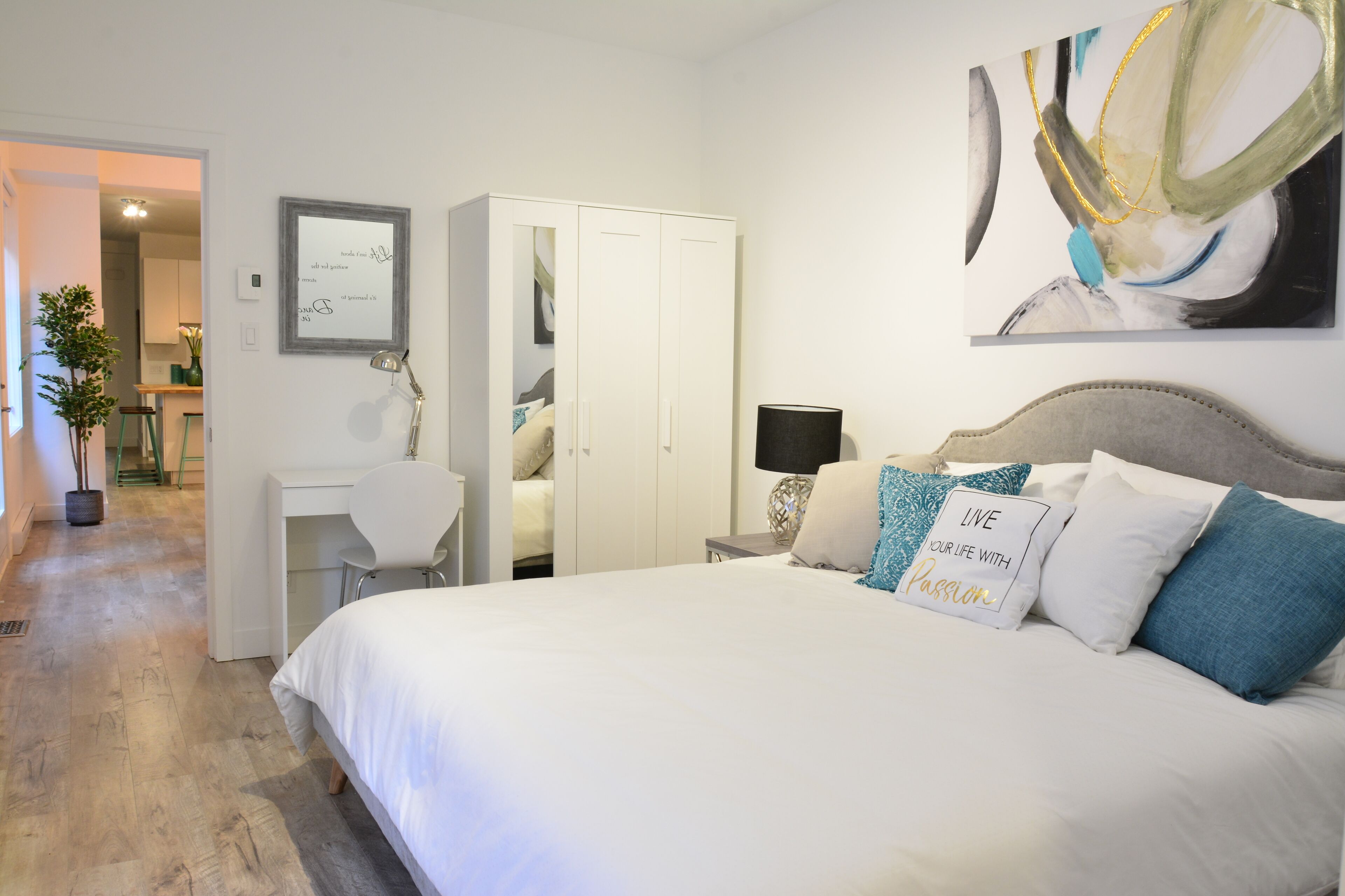 FALL SPECIAL! Huge Ground Floor apt with Courtyard - 5 bed + 6 bath 