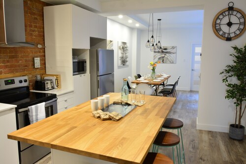 FALL & WINTER SPECIAL! Huge Ground Floor apt with Courtyard - 5 bed + 6 bath