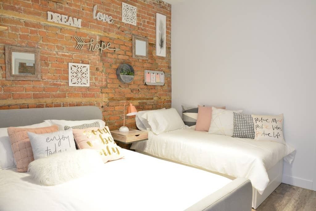 FALL SPECIAL! Huge Ground Floor apt with Courtyard - 5 bed + 6 bath 