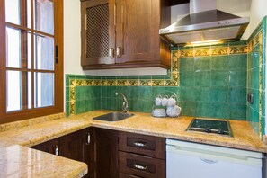 Comfort Studio, 2 Single Beds, Kitchen | Private kitchen | Mini-fridge, microwave, stovetop, cookware/dishes/utensils - Hostal Don Joaquin Alora (Pizarra)