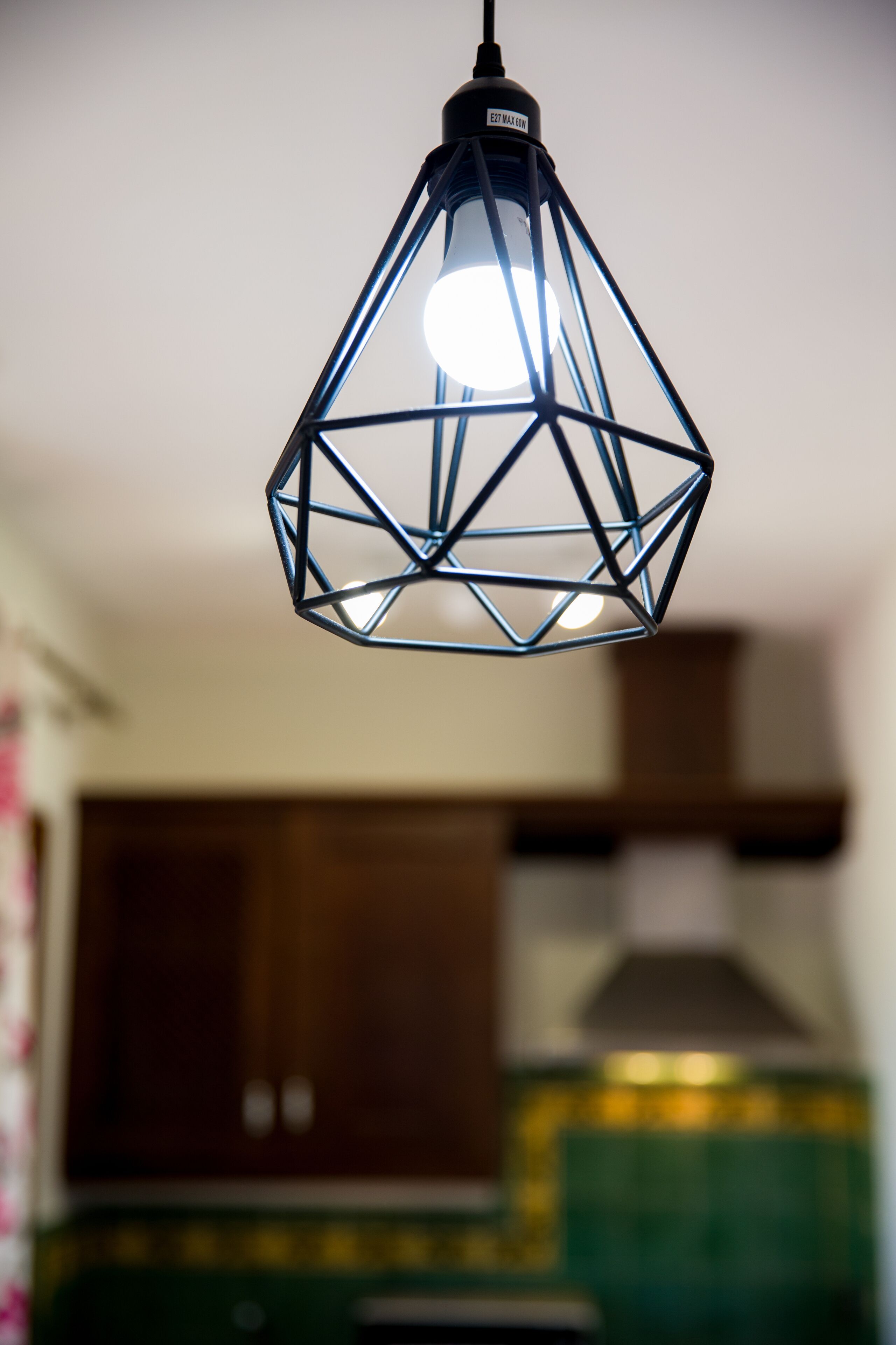 Una lámpara colgante con un diseño geométrico en una cocina.