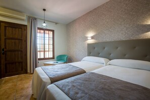Comfort Studio, 2 Single Beds, Kitchen | Hypo-allergenic bedding, individually decorated, individually furnished - Hostal Don Joaquin Alora (Pizarra)