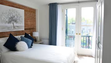 4 habitaciones, escritorio y tabla de planchar con plancha